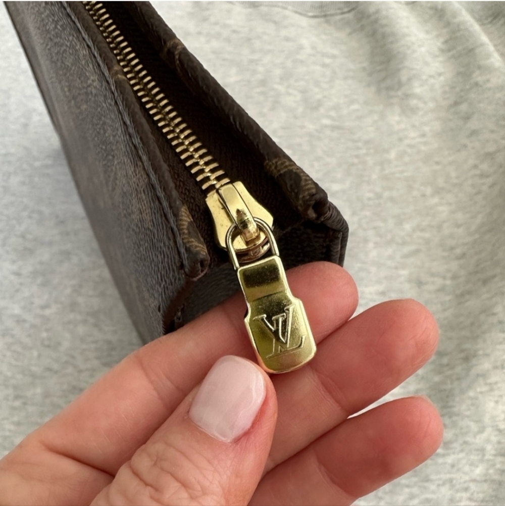 Louis Vuitton Toiletry Pouch GM - Picture 11 of 15